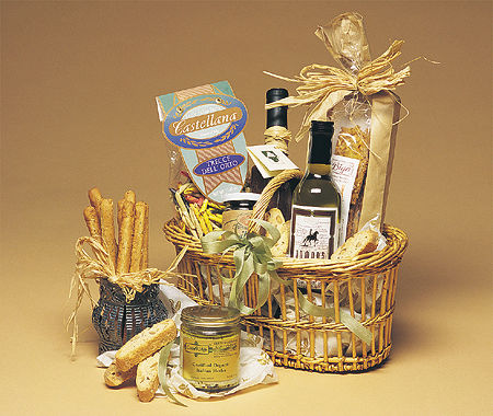 Toscana basket with Italian dinner ingredients